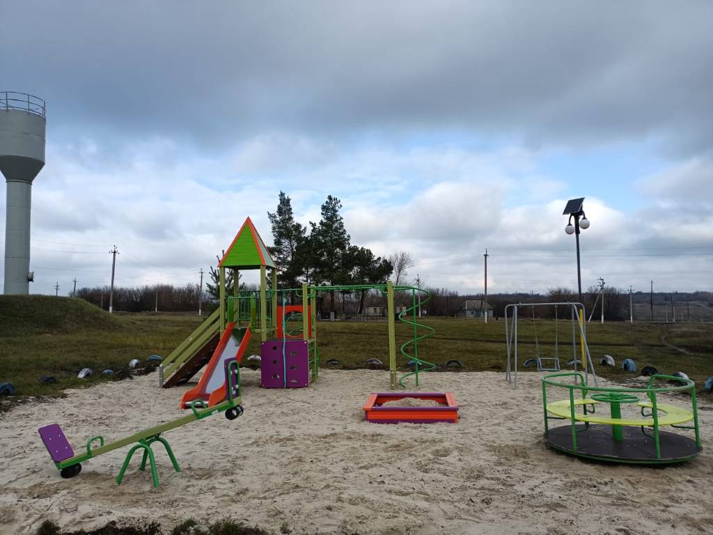 Благоустроены новые детские площадки.